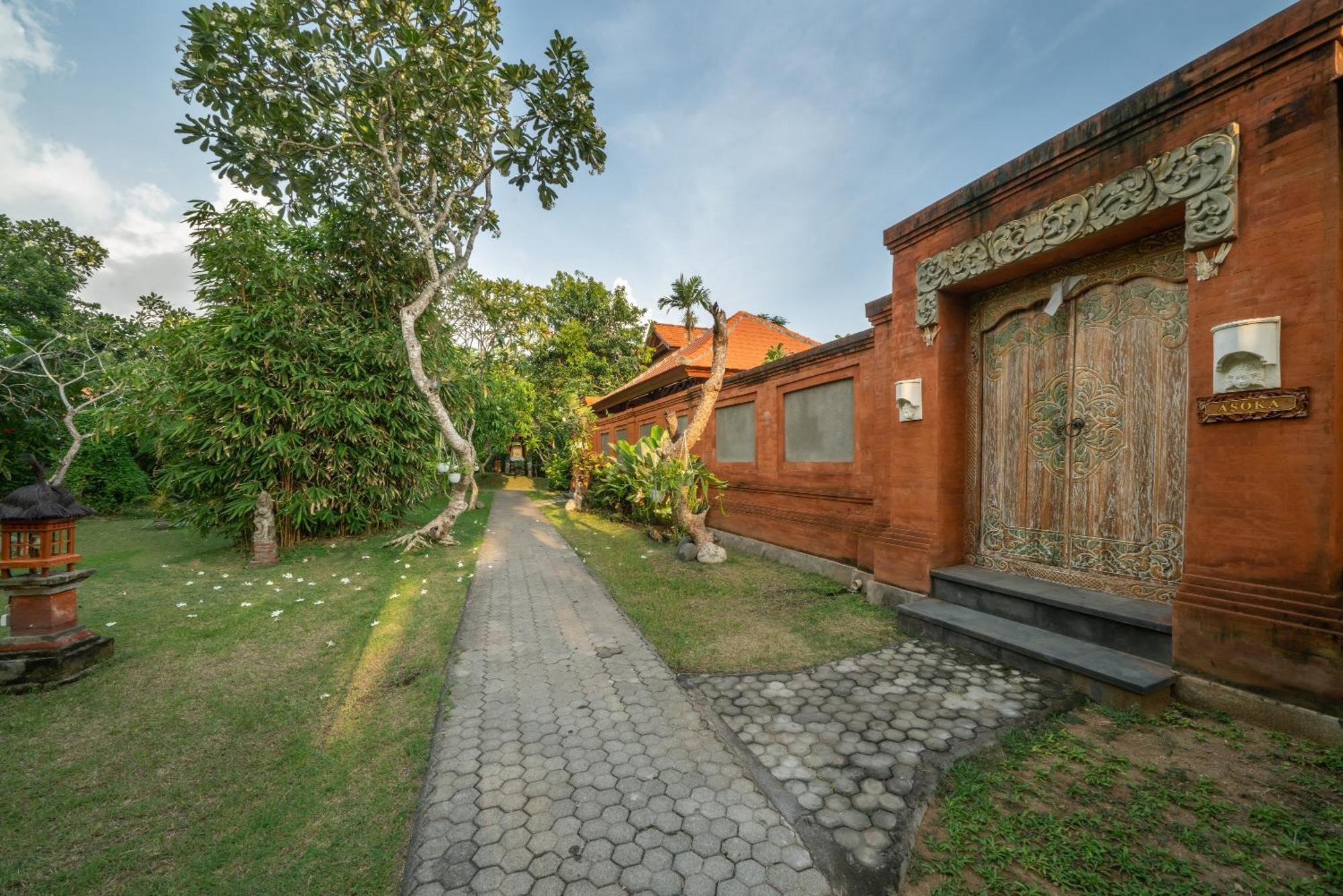 Three Brothers Bungalows & Villas Legian Exterior foto